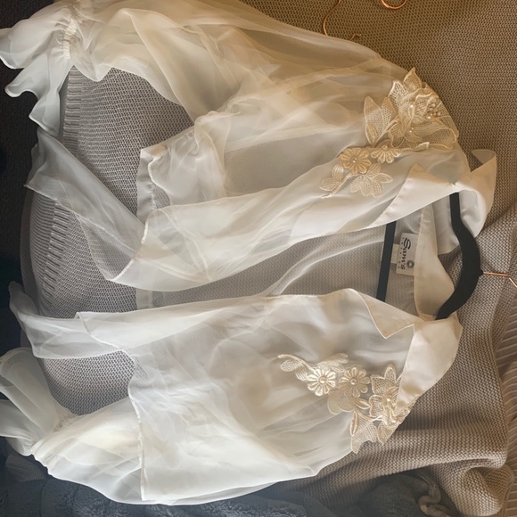 Beautiful blouse - Picture 2 of 3